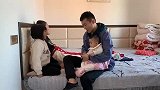 丈夫进城每月寄一万，回家看到七岁女儿背着婴儿弟弟捡破烂，解气