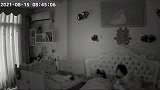 监控无意间拍下的一幕，难道这就是母子连心吗