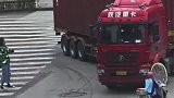 货车秒变祸车，女骑手神反应躲过一劫，这不是一般的女骑手！