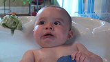 宝宝洗澡被吓到，看这小表情，简直萌翻了！