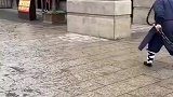 大爷在空地抽铁链，光听这声音都觉得可怕