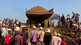 人为财死鸟为食亡，这里是缅甸玉石场，看看这些人有多疯狂