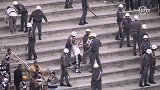 巴甲-14赛季-联赛-第23轮-科林蒂安球迷与圣保罗球迷看台大混战 乱棍横飞警察暴力镇压-新闻