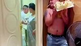 男子生日宴会兄弟要拍蛋糕，妻子挡在门前想阻止被拉开