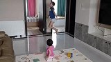 家有二胎多幸福，妹妹跟着小哥哥学跳绳，真逗！