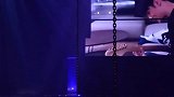 李荣浩 在杨丞琳 演唱会上隔空伴奏合唱！这对的狗粮我吃得够多了!!真的好甜杨丞琳李荣浩隔空合唱暧昧