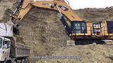 这是世界最大的挖掘机，一辆价值2个亿，一天能铲平一座山头！