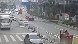 司机走神，硬生生的撞倒一排护栏！