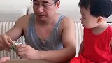 爸爸带娃自己吃雪糕给孩子一个黄瓜