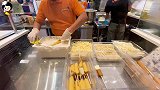 大叔神操作，把“雪糕”往锅里炸，食客吃一口纷纷点赞！