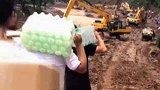 河南荥阳：山区道路被冲毁，3400名志愿者暴雨中徒步送物资