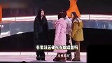 浪姐户外舞台被嘲没苦硬吃，姐姐们冻到发抖，冒雨彩排意外摔倒