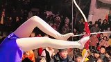 紫衣小姐姐表演柔术绝技-用脚射箭正中靶心！