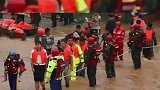 洪水淹没道路，武警手拉着绳索连成了一条路！