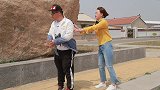 二货打劫美女，没想被美女套路，当他转身的那一刻太逗了