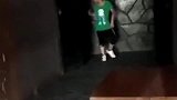 小伙前一秒还说自己不害怕，结果却被自己狠狠打脸，笑坏了同学！