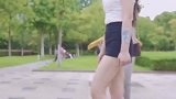 小姐姐笑起来好甜啊，手上贴的是潮流还是膏药