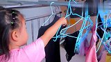 3岁宝宝第一次挂衣服，妈妈是怎么样教的