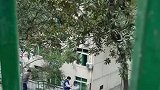 湖南长沙：女生在楼梯上边猜拳边走，网友：青春的模样