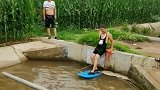 农村大哥自己创意的“水上漂”，还玩的不亦乐乎！简直太有才了
