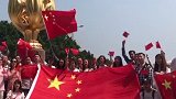 告白祖国！香港大学生齐聚金紫荆广场 高扬国旗唱国歌