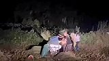 看到农民夜晚还在打稻谷，退伍军人主动打开车灯照明