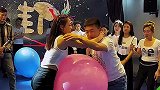 挤气球大比拼，结果意想不到