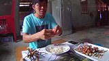 泰国老铁吃冻荔枝肉，加了几勺辣椒酱，看他吃得好香