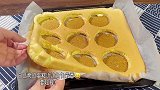 今天给张老师的便当：他最爱的卤肉饭和肉松小贝~