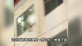 男子酒后跳楼被惊险救下，目击者称其专等放好气垫才跳！网友怒了