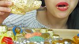 韩国微笑姐吃网红糯米茶壶，金光闪闪一片，吃得满嘴都是