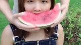 吃西瓜比赛这是在拿西瓜磨牙吗