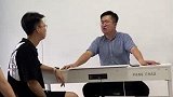 张主任像个孤独患者，自我拉扯！