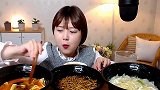 韩国圆脸孝宁吃美味海鲜面，连汤都不放过，超满足