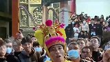 街边演员表演杂技惊呆路人，这是有真功夫的！