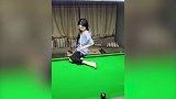 真是高手！美女这样的台球技巧怎么练的 姿势太难