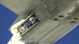 F22战机空中火力测试，翻着跟头开火