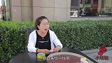 美女街头摆弹珠游戏，没想遇上了高智商小伙，最后美女低下了头