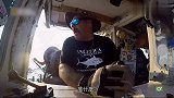 捕鱼生死斗：外行人害大胡子损失一条鱼，他准备骂外行人一顿！