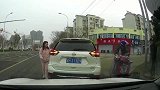 行车记录仪不愧是女司机，这样停车把逆行电动车都逼退了