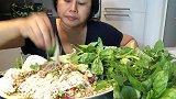 泰国大妈吃凉拌米饭配生蔬菜，简简单单却吃的很美味