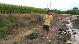 洪水退后河里投放捕鱼工具，发现漂浮物下水打捞，收获太意外了