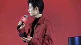 肖战一身红色外套亮相活动，现场说北京话，实在太逗了！