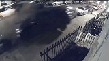 烧钱一幕：男子深夜飙车撞毁一溜豪车 受损价值近千万