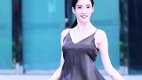 创意街拍：韩国连衣裙小姐姐的笑容，女生都要拜倒在她裙下
