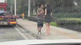 夫妻在路边吵架，没想到按喇叭的才是王者