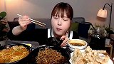 韩国美女吃炸酱面和里脊肉，看起来好美味