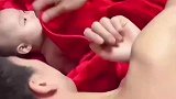 男子每天早上都趁媳妇睡着，把闺女偷到他那边