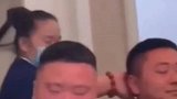 男子喝酒差点吐出，却硬生生憋回去