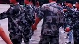 男教官不用手碰女同学，用笔纠正动作，这就是兵哥的涵养